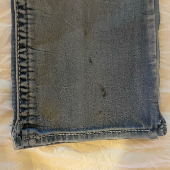 Women’s Soft and Stylish Hydraulic Jeans with small splits by the ankle - Picture 5 of 9